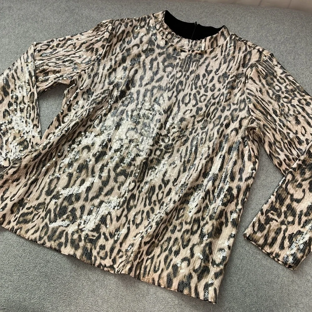 Chicos Print Sequin Top XL Mobwife Party Grunge Mod Longsleeve Animal Whimsy - Picture 10 of 13